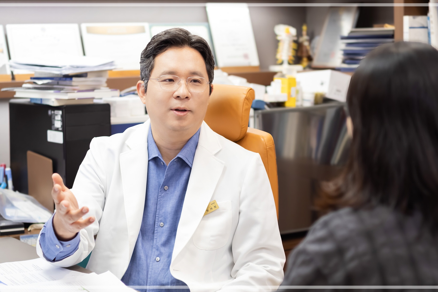 무릎 통증 원인과 진단 과정을 안내하는 아산본내과 의료진의 모습