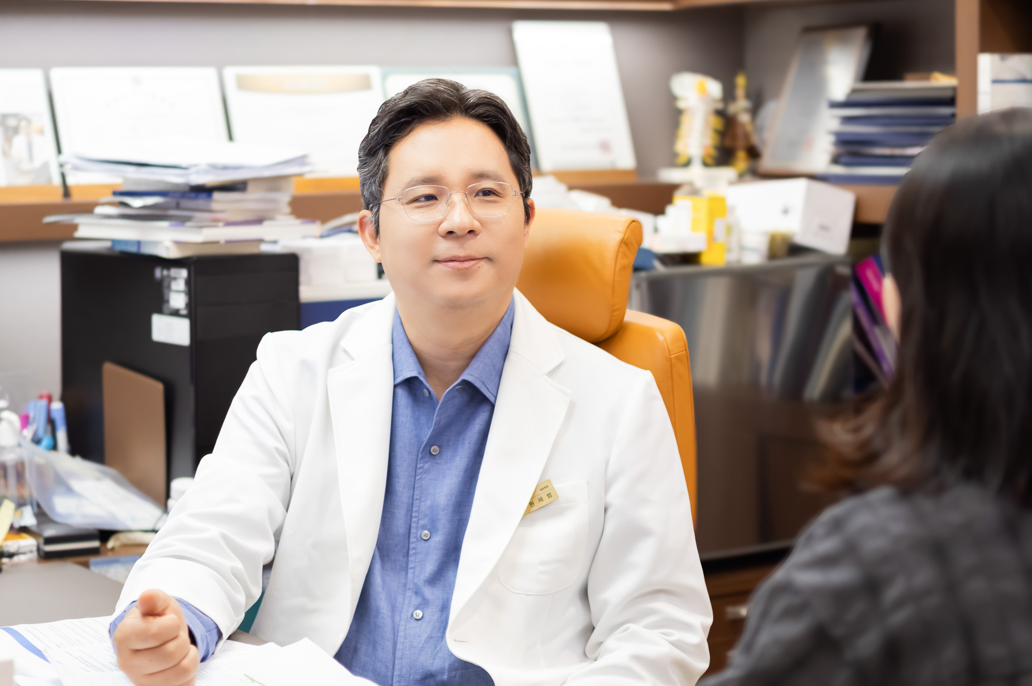 아산본내과 원제범 원장님 상담 장면