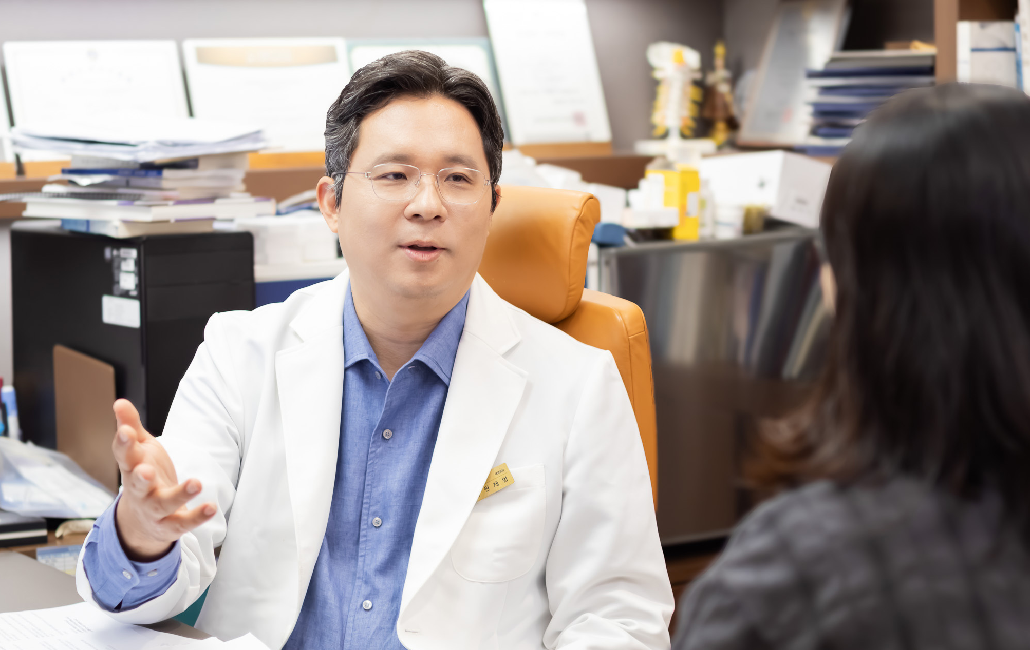 아산본내과 원제범 원장님 진료 장면
