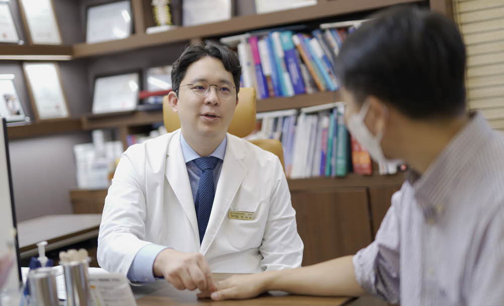 아산본내과 원제범 원장 섬유근육통 진료 장면