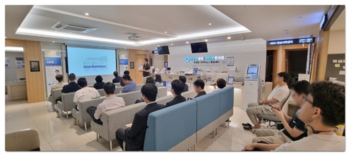 구강건조증과 쇼그렌증후군 치료를 상담하는 이미지