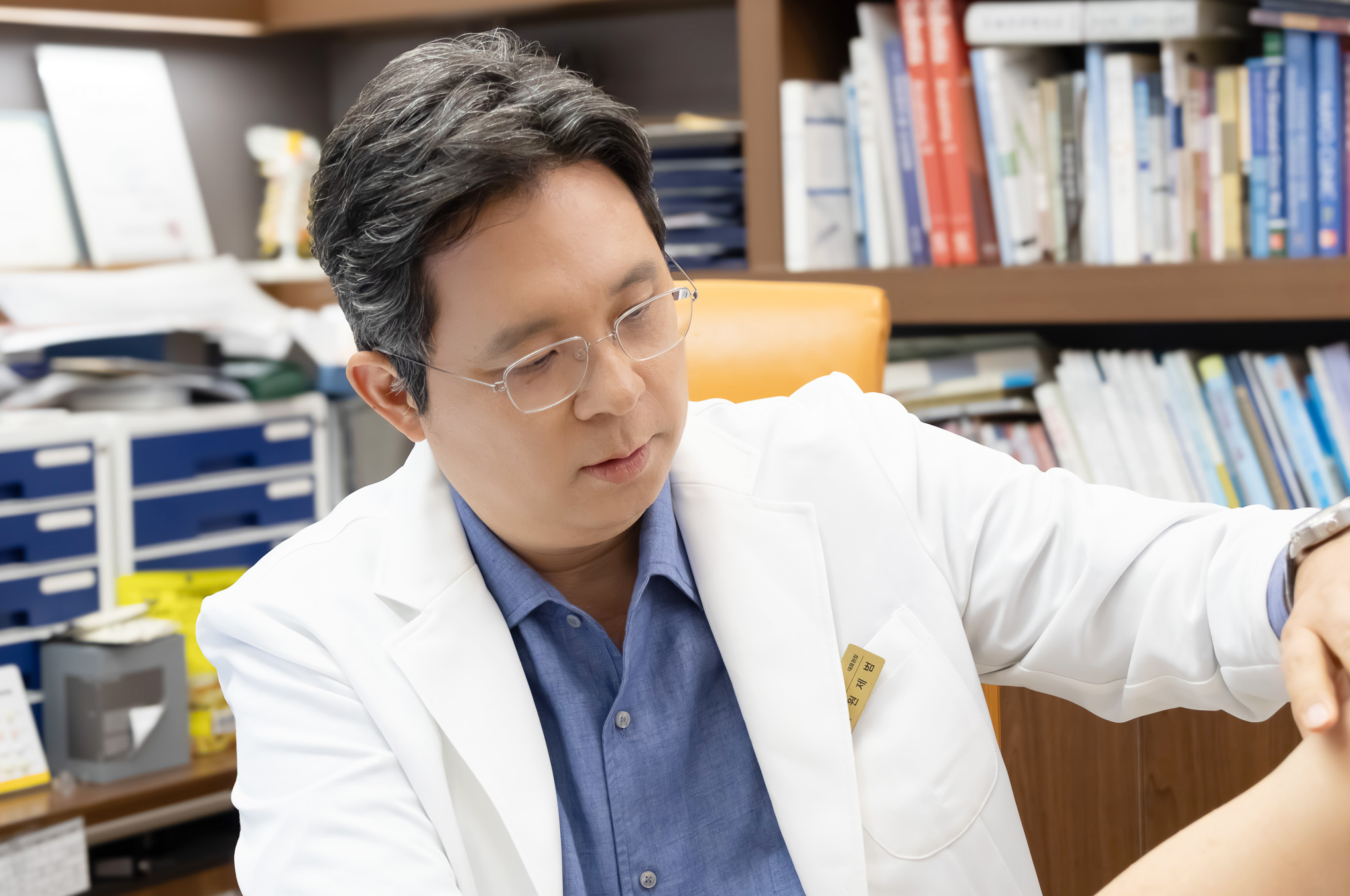 아산본내과 원장님 상담 장면